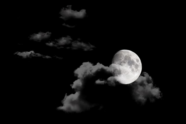 moon-in-night-sky-background_M12NT3w_